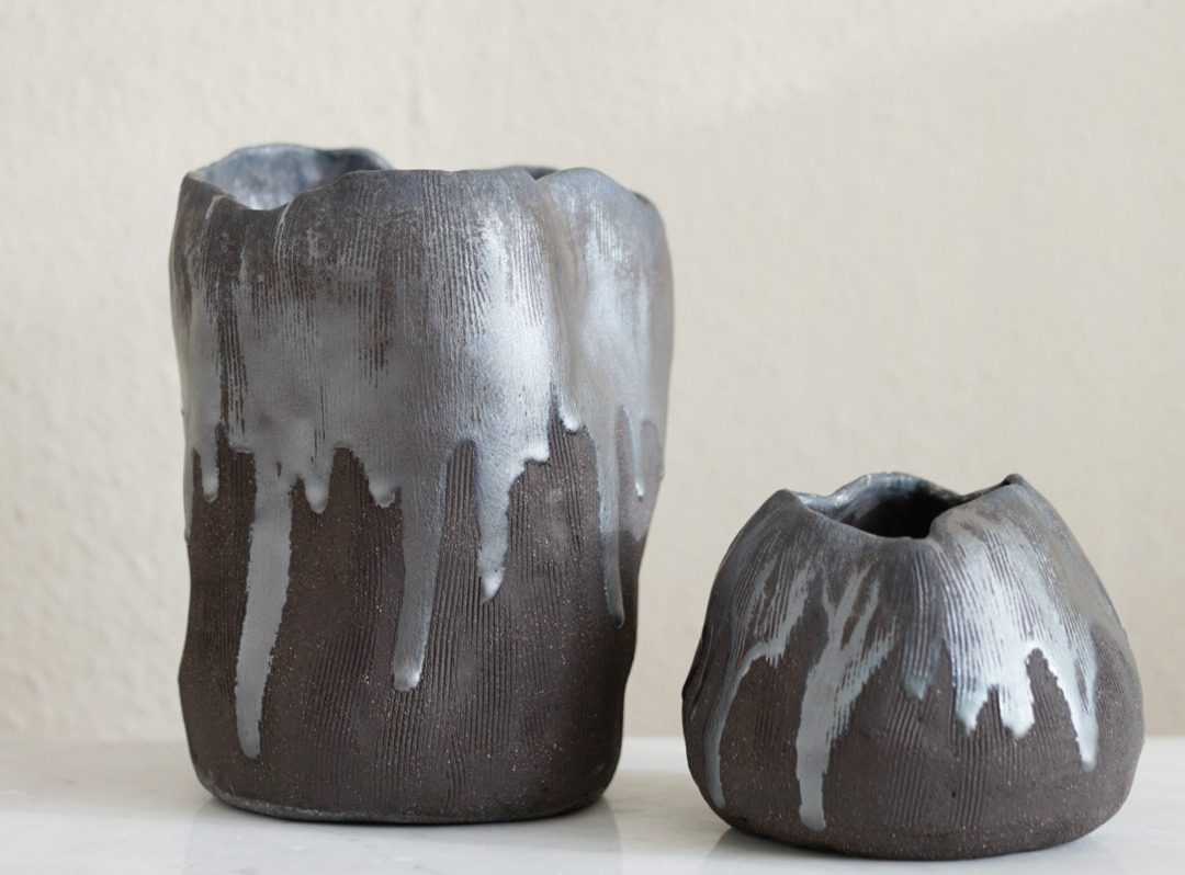 Drei minimalistische Wohnaccessoires aus Steinzeug.