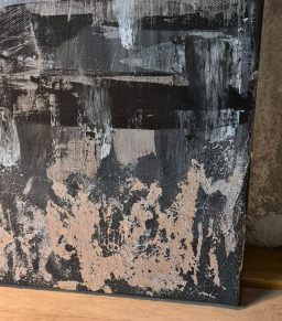 Abstrakte Malerei in Schwarz, Grau mit strukturierten Blattmetall.