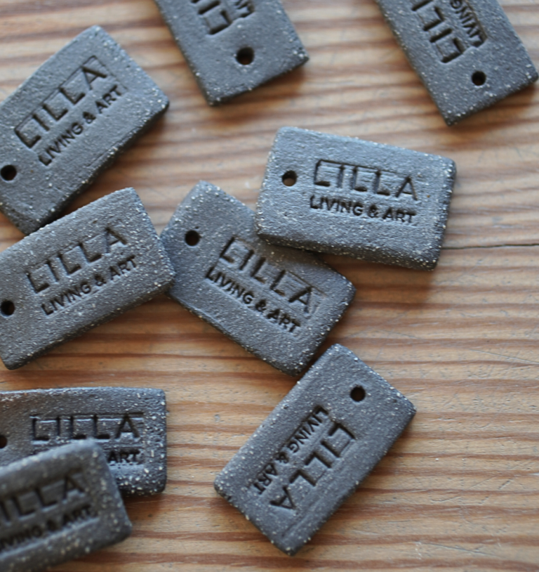 Visitenkarten mit dem Logo von LILLA Living & Art.