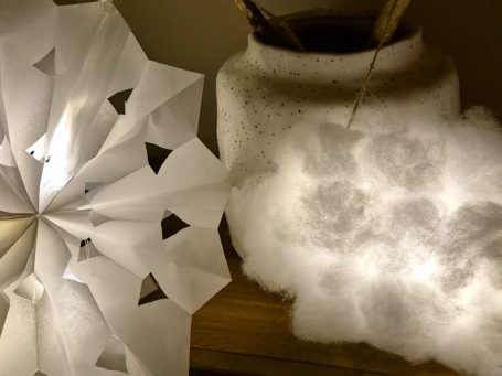 Zwei selbstgemachte Laternen aus Papier und Watte.