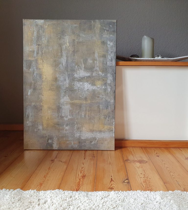 Abstrakte Kunst auf Leinwand in Grautönen, Holzfußboden und moderne Möbel im Hintergrund.
