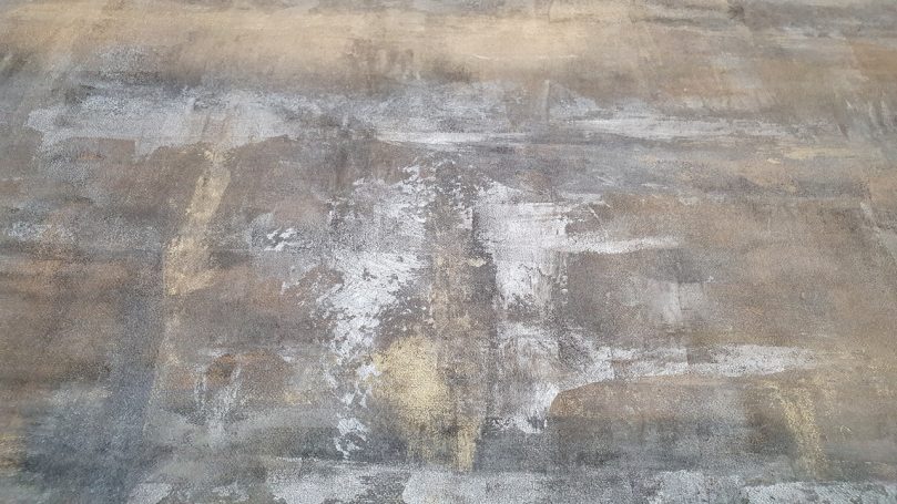 Unebene Oberfläche mit grauen und weißen Highlights, Detailaufnahme eines Kunstwerkes.