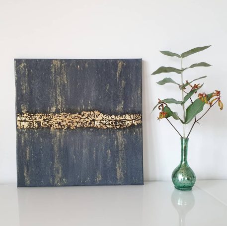 Moderne Kunst mit goldener Linie auf dunklem Hintergrund, daneben eine Vase mit Pflanzen.