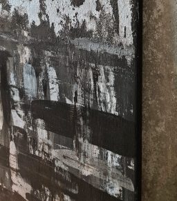 Nahaufnahme eines abstrakten Kunstwerkes in Schwarz und Silber.