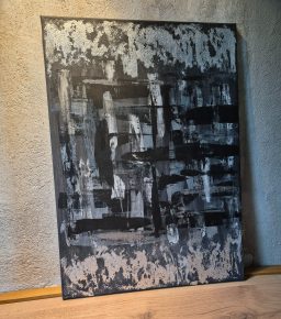 Abstraktes Gemälde in Schwarz, Weiß und Grautönen mit Texturen und Blattmetall.