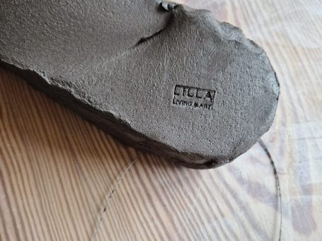 Schwarze Tonmasse mit einem Stempel von LILLA Living & Art. 