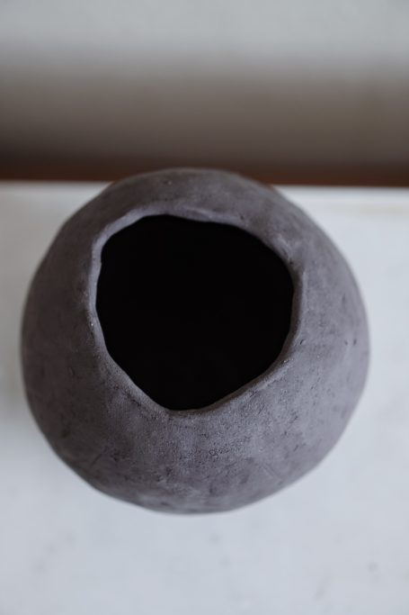 Eine große, runde Vase aus Keramiksteinzeug.