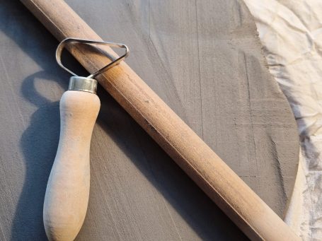 Töpferwerkzeug im Atelier auf schwarzem Ton.