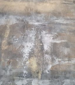 Nahaufnahme eines Kunstwerkes, strukturierte Oberfläche in Grautönen mit leichten Farbnuancen und Maserungen.